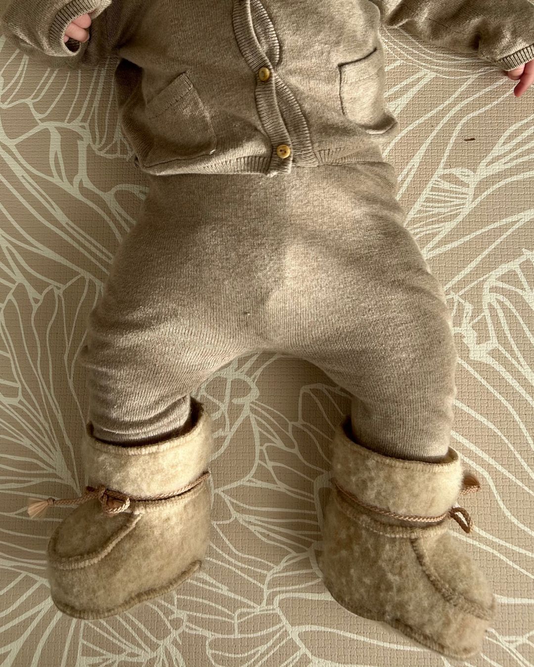 Babyhjemmesko i uld - Beige (3-6 måneder) - The Cozy Sheep
