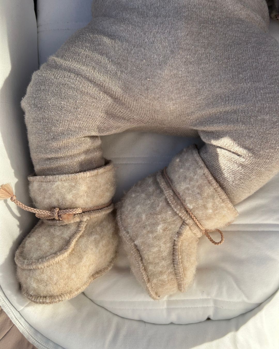 Babyhjemmesko i uld - Beige (3-6 måneder) - The Cozy Sheep