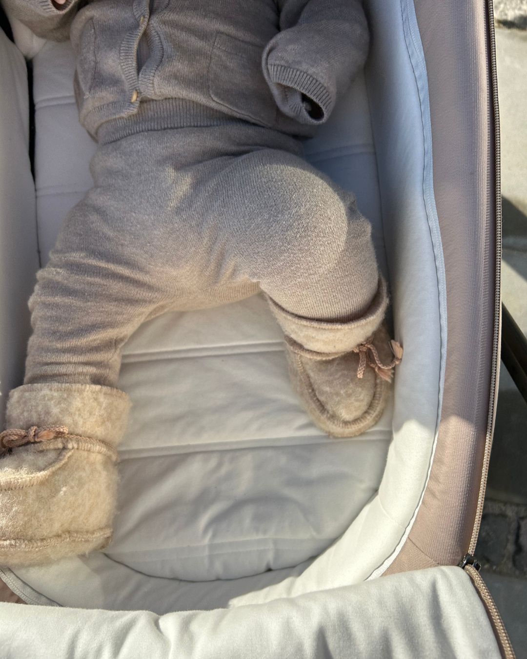 Babyhjemmesko i uld - Beige (3-6 måneder) - The Cozy Sheep