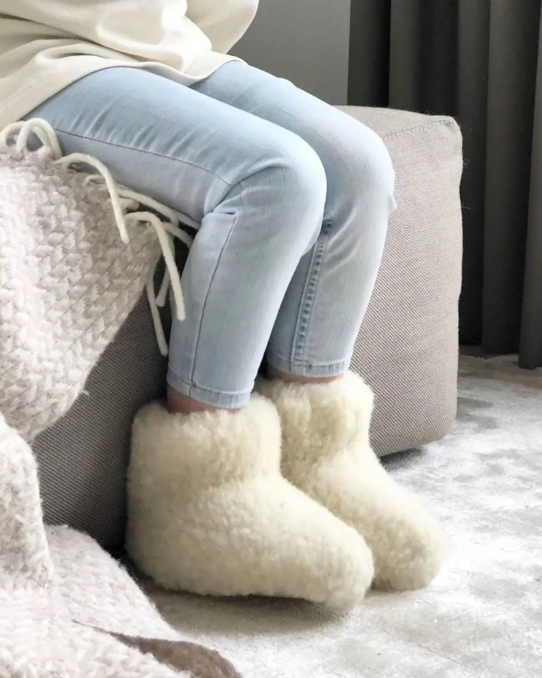 Uldhjemmesko til børn – hvid (Høj model) - The Cozy Sheep