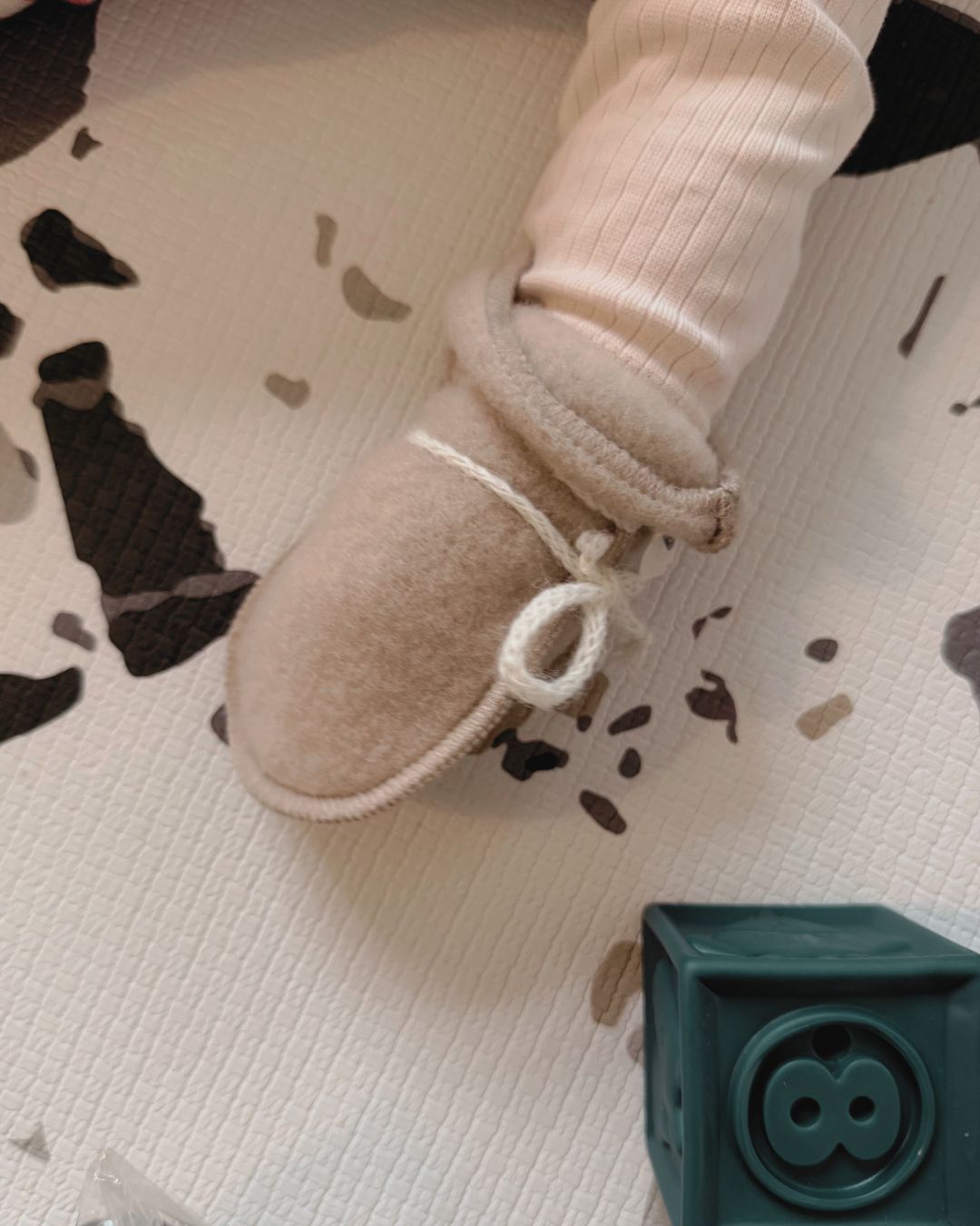 Babyvanter i uld - Beige (0-3 måneder) - The Cozy Sheep